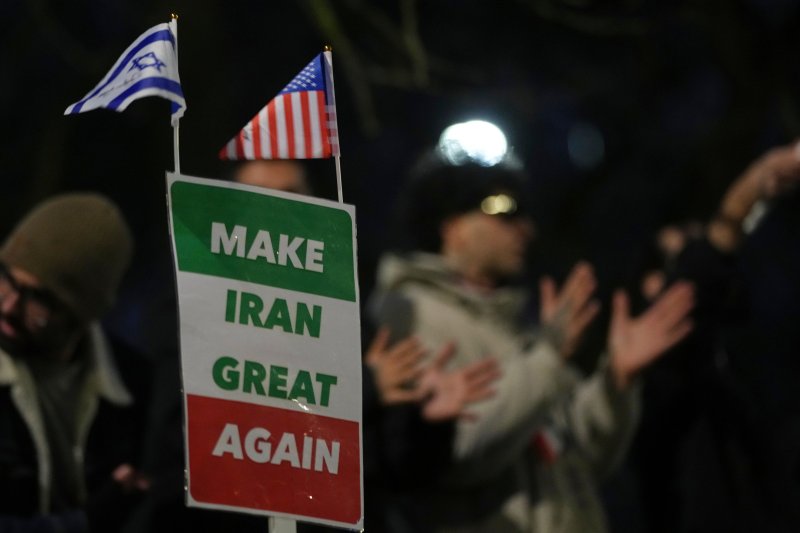 [런던=AP/뉴시스] 12일(현지 시간) 영국 런던의 이란 대사관 밖에서 시위대가 "이란을 다시 위대하게'(MIGA)라고 적힌 손팻말을 들고 있다. 2026.01.13.