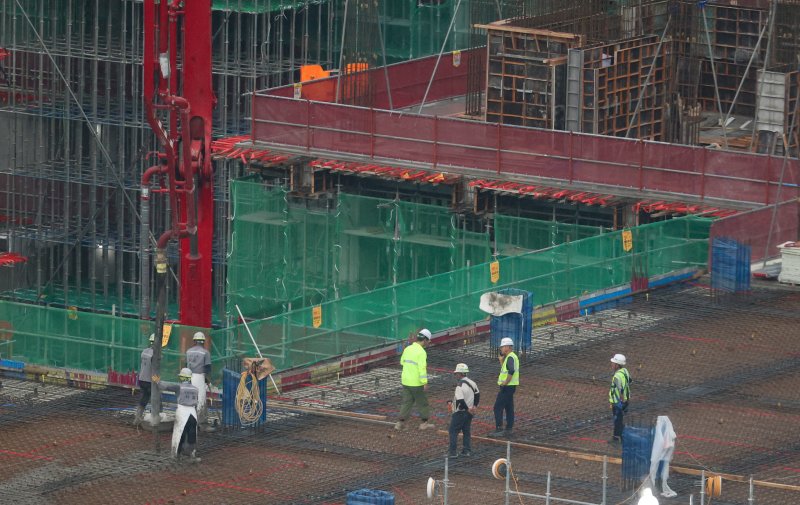 [서울=뉴시스] 황준선 기자 = 사진은 지난해 7월16일 서울 시내 한 공사현장에서 근로자들이 업무를 하고 있는 모습. 2025.07.16. hwang@newsis.com