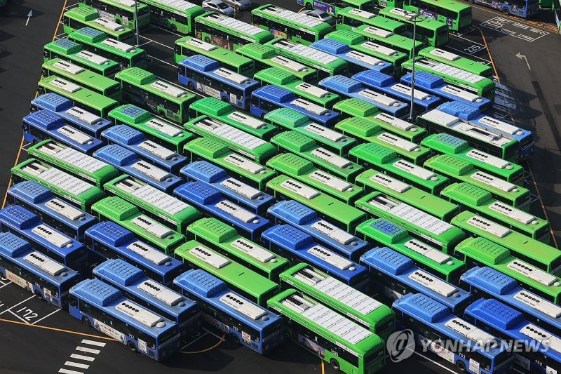 파업으로 주차장에 멈춰선 버스 (출처=연합뉴스)