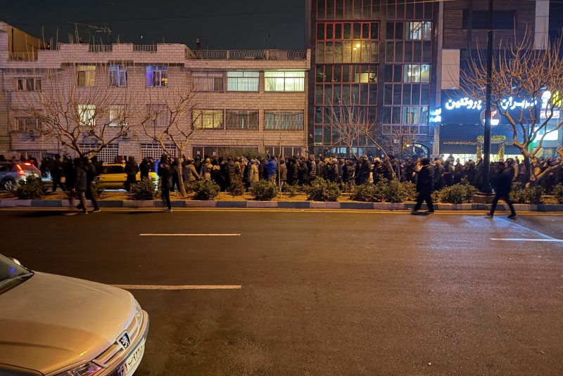 [테헤란=AP/뉴시스] AP통신이 입수한 사진에 지난 8일(현지 시간) 이란 테헤란에서 반정부 시위대가 거리를 행진하고 있다. 2026.01.14.