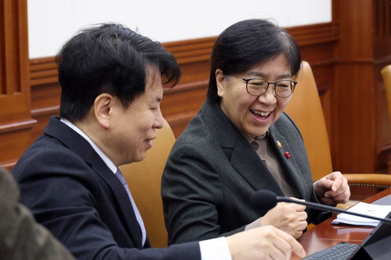 정은경 보건복지부 장관이 15일 서울 종로구 정부서울청사에서 열린 국가정책조정회의에서 박인규 과학기술혁신본부장과 밝은 표정으로 대화하고 있다. 사진=서동일 기자