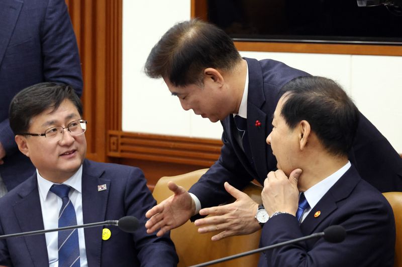 구윤철 경제부총리 겸 재정경제부 장관(오른쪽)이 15일 서울 종로구 정부서울청사에서 열린 국가정책조정회의에 참석해 김성환 기후에너지환경부 장관(왼쪽), 김병욱 청와대 정무비서관과 대화하고 있다. 사진=서동일 기자