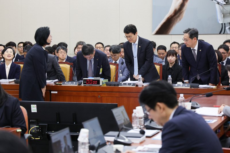 최민희 위원장이 16일 서울 여의도 국회 과학기술정보방송통신위원회에서 열린 원자력안전위원회 등에 대한 국정감사에서 증인들에게 국감 지연에 대해 사과하고 있다. 2025.10.16/뉴스1 ⓒ News1 신웅수 기자