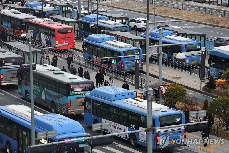 서울 시내버스 '정상 운행 중' (출처=연합뉴스)
