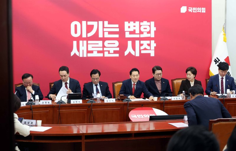 [서울=뉴시스] 조성봉 기자 = 15일 오전 서울 여의도 국회에서 열린 국민의힘 최고위원회의가 비공개로 전환된 가운데 장동혁 대표와 송언석 원내대표, 최고위원들이 자료를 검토하고 있다. 2026.01.15. suncho21@newsis.com