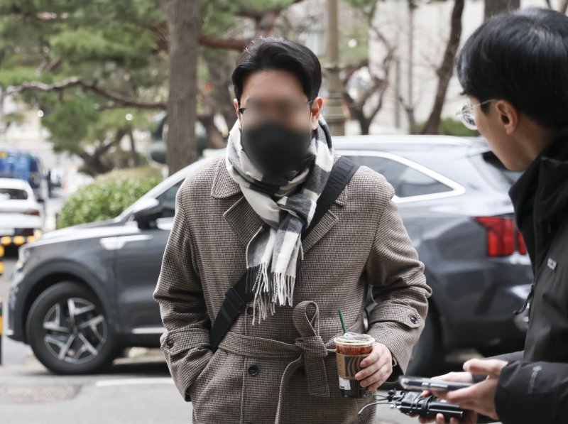 김병기 전 더불어민주당 원내대표의 전 보좌관 김모씨가 15일 서울 마포구 공공범죄수사대에서 경찰 조사를 받기위해 출석하고 있다. 뉴시스