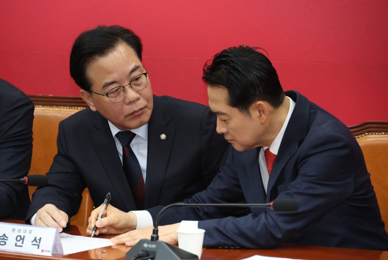 [서울=뉴시스] 김금보 기자 = 국민의힘 장동혁 대표와 송언석 원내대표가 15일 오전 서울 여의도 국회에서 열린 최고위원회의에서 논의를 하고 있다. 2026.01.15. kgb@newsis.com