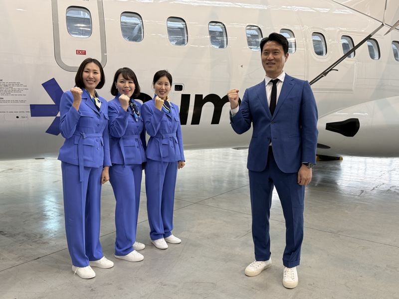15일 서울 김포 비즈니스 항공센터(SGBAC)에서 열린 섬에어 1호기 도입식에서 최용덕 섬에어 대표(오른쪽 첫번째)와 객실승무원들이 포즈를 취하고 있다. 사진=강구귀 기자