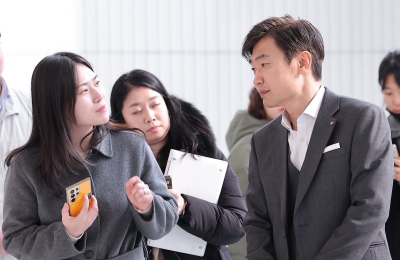 김종열 롯데컬처웍스 대표가 15일 서울 송파구 롯데월드타워에서 열리는 2026 상반기 롯데 VCM(Value Creation Meeting, 사장단회의)에 참석하고 있다. 2026.1.15/뉴스1 ⓒ News1 김성진 기자