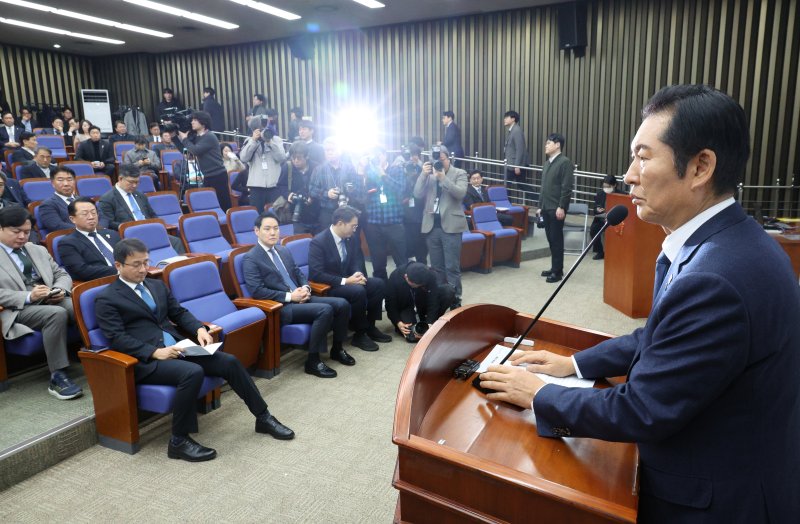정청래 더불어민주당 대표가 15일 서울 여의도 국회에서 열린 의원총회에서 발언하고 있다. 2026.1.15/뉴스1 ⓒ News1 신웅수 기자