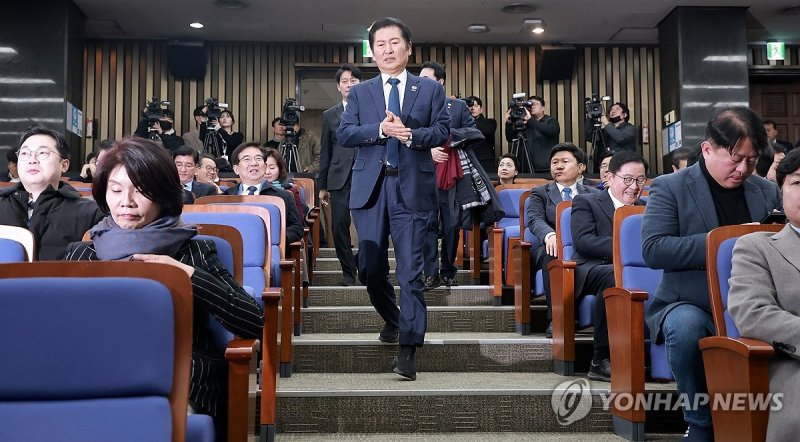 의원총회 입장하는 정청래 대표 (출처=연합뉴스)