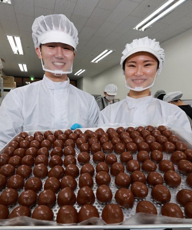 (김포=뉴스1) 이호윤 기자 = 이윤민 아워포지티비티 대표와 김나리 제과장이 15일 경기 김포시 구래동 몬트쿠키 두바이쫀득쿠키(두쫀쿠)제작실에서 두바이쫀득쿠키를 들어보이고 있다. 두바이쫀득쿠키는 이윤민 대표의 아이디어와 김나리 제과장의 베이킹으로 탄생해 대중들의 많은 사랑을 받고 있다. 2026.1.15/뉴스1 /사진=뉴스1화상