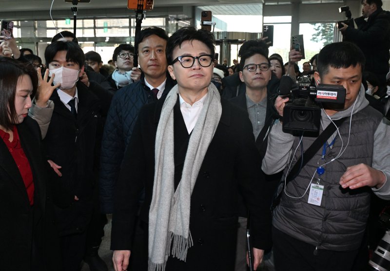 국민의힘 한동훈 전 대표가 14일 당 윤리위원회가 본인을 제명 결정한 것과 관련해 입장을 밝히기 위해 국회 소통관으로 향하고 있다. (공동취재) 2026.1.14/뉴스1 ⓒ News1 신웅수 기자