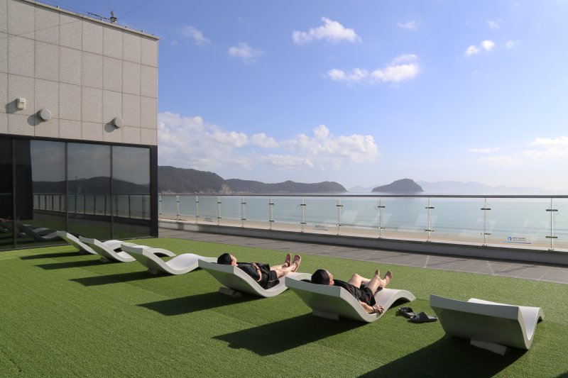 다양한 해양치유 프로그램을 경험할 수 있는 전남 완도 해양치유센터를 찾은 여행객들이 남해 바다를 바라보며 휴식을 취하고 있다. 한국관광공사 제공