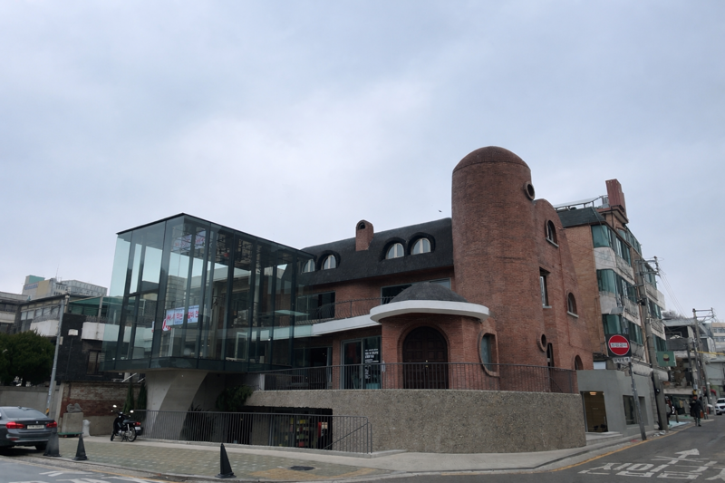 한국의 1세대 현대건축가 김중업이 1984년 설계한 서울 서대문구 '연희정음'. /사진=서윤경 기자