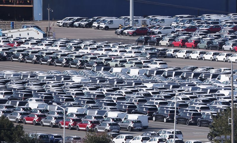 경기 평택시 포승읍 평택항에 수출용 자동차가 세워져 있는 모습. 2026.1.1/뉴스1 ⓒ News1 김성진 기자