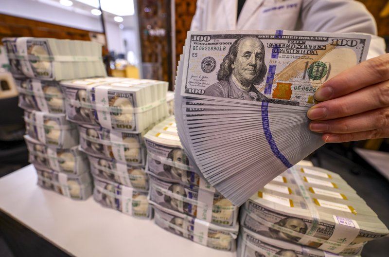 [서울=뉴시스] 정병혁 기자 = 사진은 지난 6일 서울 중구 하나은행 위변조대응센터에서 직원이 달러를 정리하고 있는 모습. 2026.01.06. jhope@newsis.com