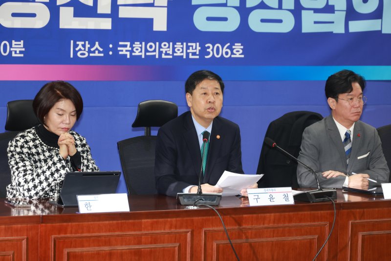 [서울=뉴시스] 고승민 기자 = 사진은 구윤철 경제부총리 겸 재정경제부 장관이 지난 7일 서울 여의도 국회 의원회관에서 열린 2026년 경제성장전략 당정협의에서 인사말을 하고 있는 모습. 2026.01.07. kkssmm99@newsis.com