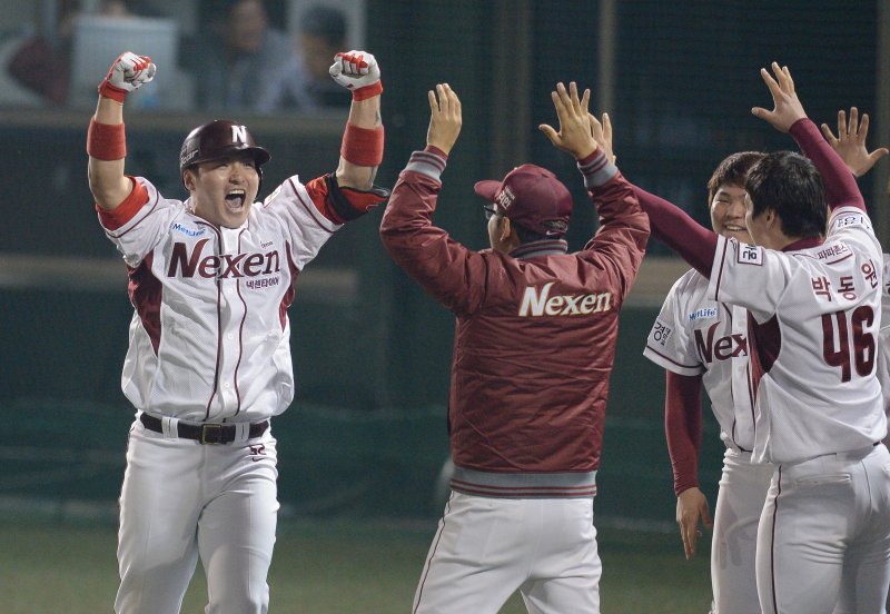 2013년 넥센 히어로즈 소속으로 포스트시즌에서 활약한 박병호(왼쪽). 뉴스1 DB ⓒ News1