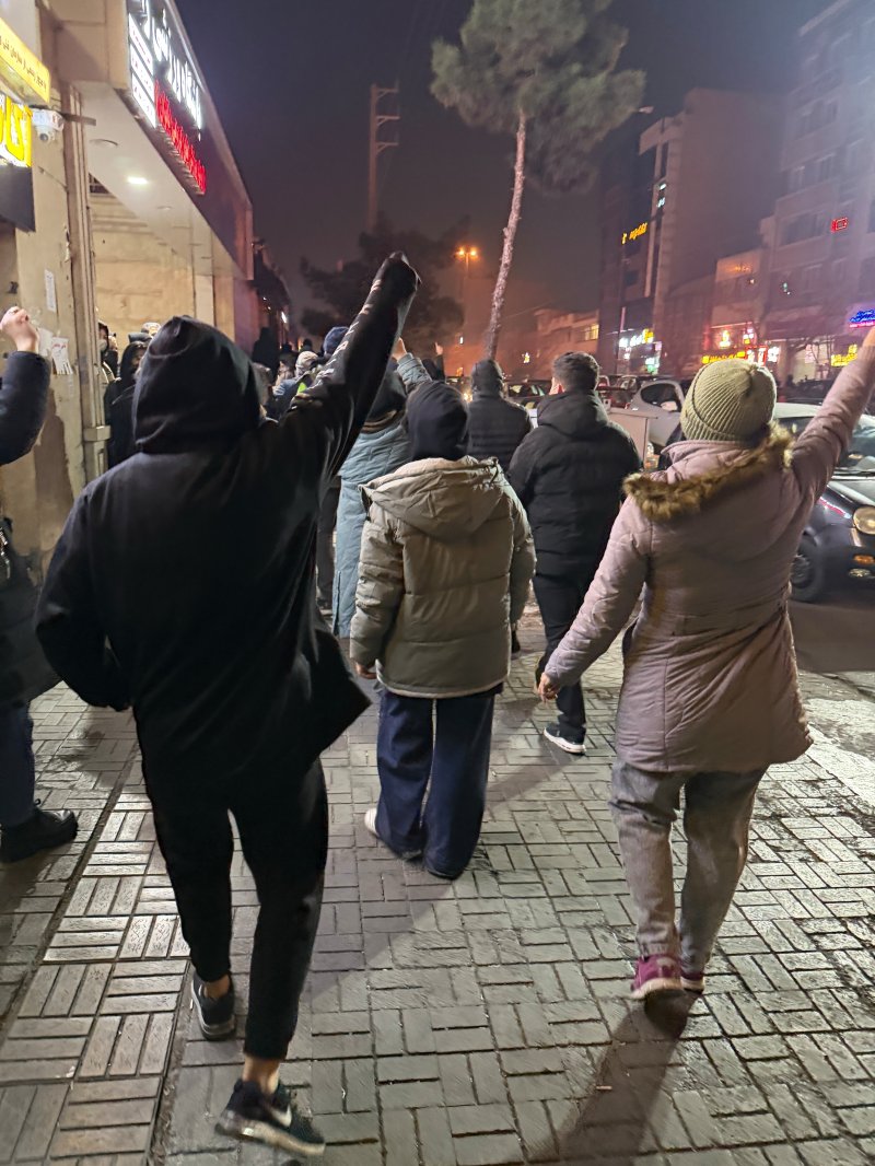 [테헤란=AP/뉴시스] AP통신이 입수한 사진에 지난 8일(현지 시간) 이란 테헤란에서 반정부 시위대가 구호를 외치며 거리를 행진하고 있다. 2026.01.16.