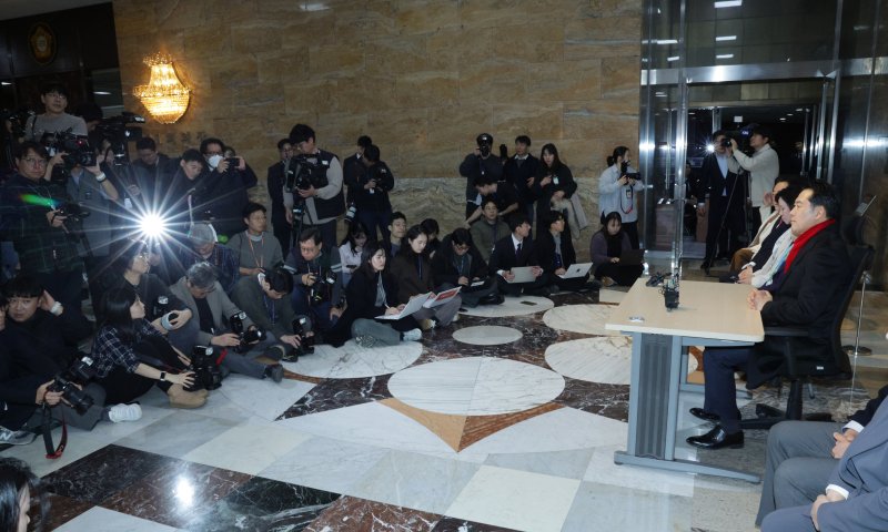 장동혁 국민의힘 대표가 15일 서울 여의도 국회 로텐더홀에서 더불어민주당의 통일교 및 공천뇌물 특검 수용을 촉구하며 단식을 하고 있다. 2026.1.15/뉴스1 ⓒ News1 신웅수 기자