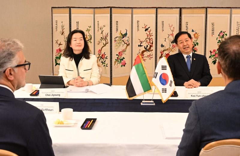 [서울=뉴시스] 사진은 구윤철 경제부총리 겸 재정경제부 장관이 지난 15일 서울 종로구 정부서울청사에서 칼둔 칼리파 알 무바라크 아랍에미리트(UAE) 아부다비 행정청장 겸 무바달라 CEO와 면담하고 있는 모습. (사진=재정경제부 제공) 2026.01.15. photo@newsis.com *재판매 및 DB 금지