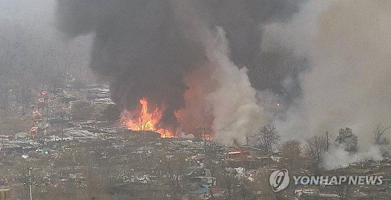 불길 치솟는 구룡마을 화재 현장 (출처=연합뉴스)