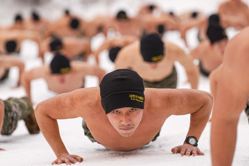 해병대 특수수색여단은 지난 2일부터 2월 26일까지 강원 평창군 황병산 일대에서 2026년 동계 설한지 훈련을 한다. 사진은 지난 15일 해병대 특수수색여단 장병들이 내한 극복을 위한 체력 단련을 실시하고 있다. 해병대사령부 제공)