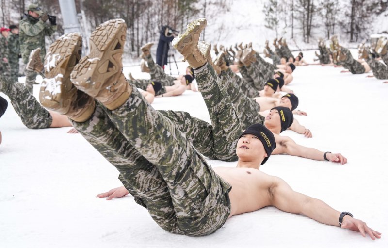 해병대 특수수색여단은 지난 2일부터 2월 26일까지 강원 평창군 황병산 일대에서 2026년 동계 설한지 훈련을 한다. 사진은 지난 15일 해병대 특수수색여단 장병들이 내한 극복을 위한 체력 단련을 실시하고 있다. 해병대사령부 제공
