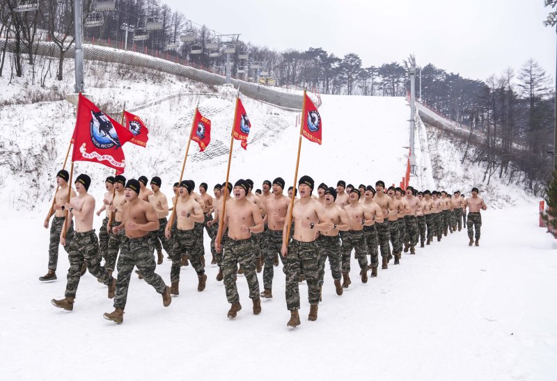 해병대 특수수색여단은 지난 2일부터 2월 26일까지 강원 평창군 황병산 일대에서 2026년 동계 설한지 훈련을 한다. 사진은 지난 15일 해병대 특수수색여단 장병들이 내한 극복을 위한 단체 구보를 실시하고 있다. 해병대사령부 제공