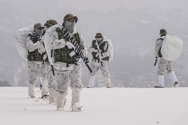 해병대 특수수색여단은 지난 2일부터 2월 26일까지 강원 평창군 황병산 일대에서 2026년 동계 설한지 훈련을 한다. 사진은 지난 15일 해병대 특수수색여단 장병들이 팀 단위 대형을 유지한 채 설상 기동 및 은밀 침투 훈련을 실시하고 있다. 해병대사령부 제공