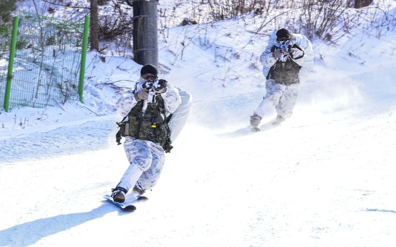 해병대 특수수색여단은 지난 2일부터 2월 26일까지 강원 평창군 황병산 일대에서 2026년 동계 설한지 훈련을 한다. 사진은 지난 14일 해병대 특수수색여단 장병들이 텔레마크 스키로 설상 기동을 실시하고 있다. 해병대사령부 제공