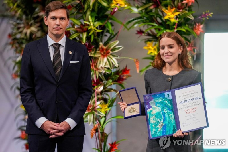 지난해 12월 10일(현지시간) 노벨평화상을 대신 받은 마리아 코리나 마차도의 딸 (출처=연합뉴스)