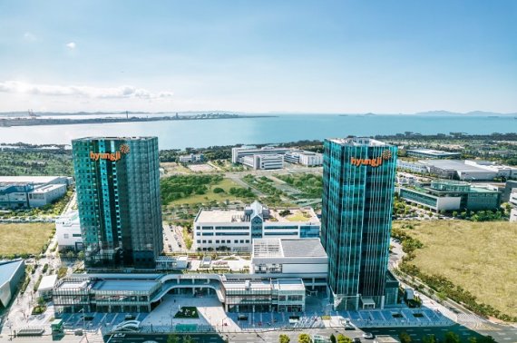 패션그룹형지 본사 사옥인 형지글로벌패션복합센터의 모습. 인근에 로봇 공장과 R&D센터가 조성될 예정이다