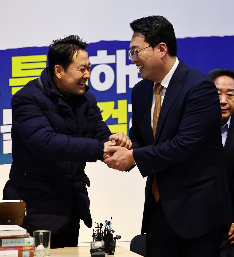 [서울=뉴시스] 김명년 기자 = 장동혁 국민의힘 대표가 16일 서울 여의도 국회 로텐더홀에 마련된 단식농성장에서 '윤석열ㆍ김건희에 의한 내란ㆍ외환 및 국정농단 행위의 진상규명을 위한 특별검사 임명 등에 관한 법률안'에 대한 필리버스터를 마친 천하람 개혁신당 원내대표와 악수하고 있다. 2026.01.16. kmn@newsis.com