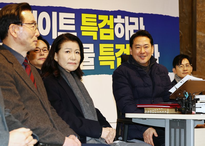 [서울=뉴시스] 김명년 기자 = 장동혁 국민의힘 대표가 16일 서울 여의도 국회에서 단식농성 중 격려방문한 이진숙 전 방송통신위원장과 만나 대화하고 있다. 2026.01.16. kmn@newsis.com