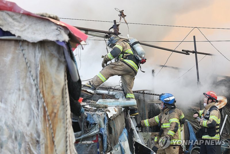 이어지는 구룡마을 화재 잔불 정리 (출처=연합뉴스)