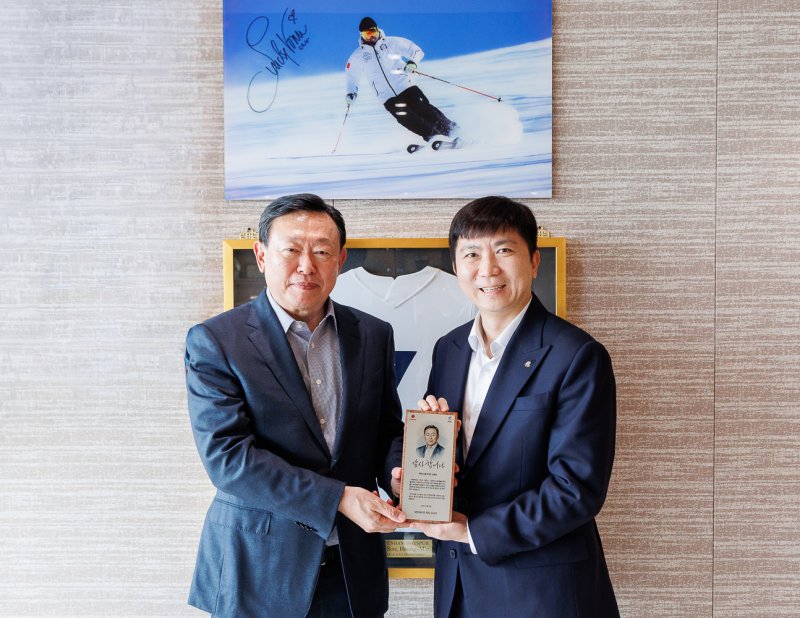 유승민 대한체육회 회장(오른쪽)이 16일 롯데월드타워에서 2026 밀라노코르티나동계올림픽대회 대한민국 선수단에 격려와 후원을 보내준 신동빈 롯데그룹 회장(왼쪽)에게 감사의 뜻을 전하는 감사패를 전달하고 있다. /대한체육회 제공 2026.1.16