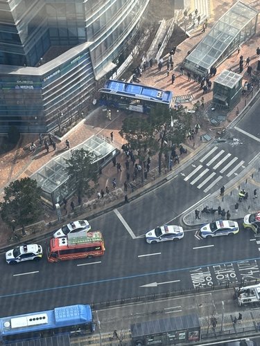 서대문역사거리 인도로 버스 돌진 (출처=연합뉴스)