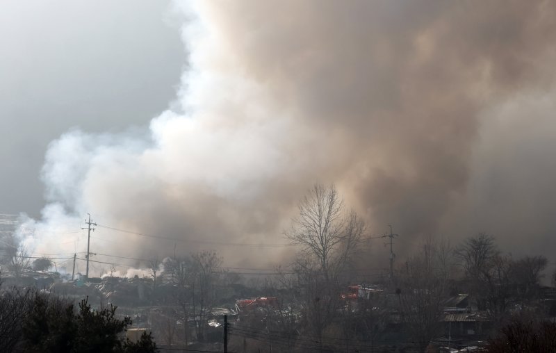 16일 서울 강남구 개포동 구룡마을에서 연기가 치솟고 있다. 뉴스1