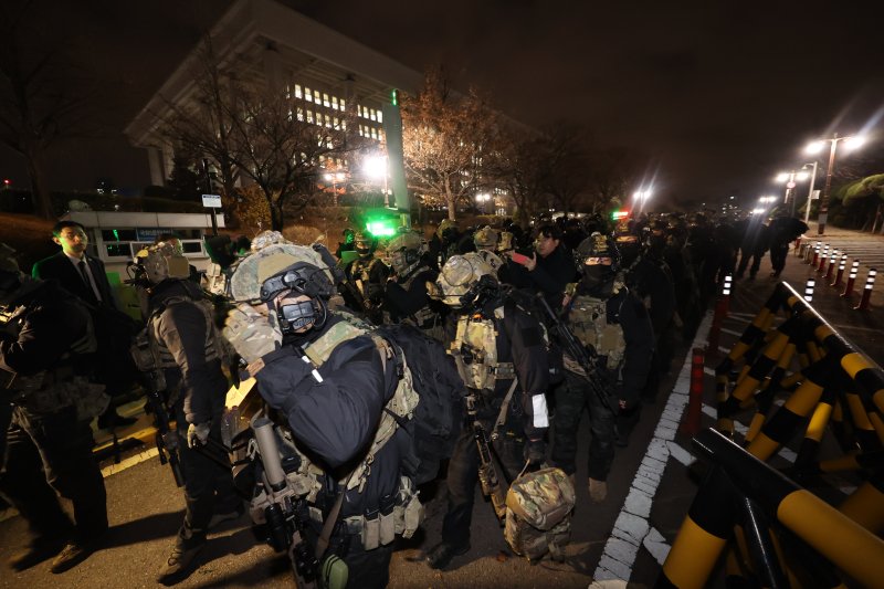 비상계엄 해제 요구 결의안이 국회 본회의에서 통과된 2024년 12월 4일 새벽 무장 계엄군이 국회를 나서고 있다. 여야는 이날 본회의에서 재석 190명 중 찬성 190명으로 비상계엄 해제 요구 결의안을 가결 처리했다. 이에 따라 계엄령 선포는 무효가 됐다고 국회의장실은 설명했다. 2024.12.4/뉴스1 ⓒ News1 박지혜 기자