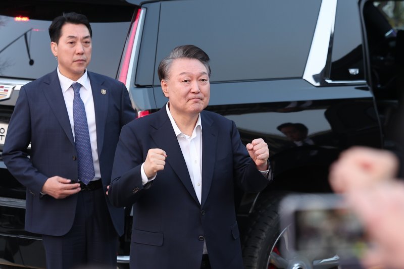 법원의 구속취소 청구 인용으로 석방된 윤석열 전 대통령. 2025.3.8/뉴스1 ⓒ News1 김성진 기자