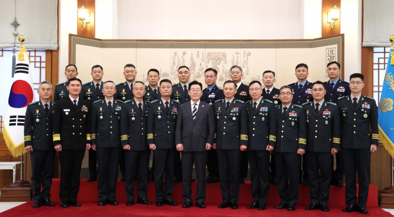 이재명 대통령이 16일 청와대 본관에서 열린 3성 장군 진급·보직 신고 및 수치 수여식에서 중장 진급자들과 기념촬영 하고 있다. 뉴시스