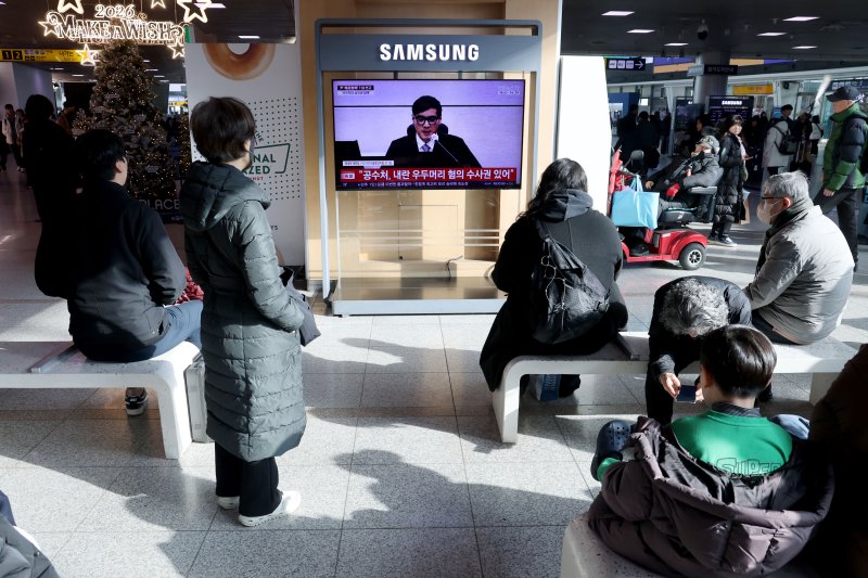 16일 오후 서울역에서 시민들이 체포 방해와 국무위원 심의권 침해 등 혐의로 기소된 윤석열 전 대통령에 대한 1심 선고 생중계를 지켜보고 있다 2026.1.16/뉴스1 ⓒ News1 이광호 기자
