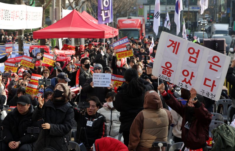 [서울=뉴시스] 홍효식 기자 = 윤석열 전 대통령이 체포영장 집행 방해 혐의 등 1심 선고에서 징역 5년을 선고 받은 16일 오후 서울 서초구 서울중앙지방법원 인근에서 윤 전 대통령 지지자들이 선고 생중계를 시청하며 구호를 외치고 있다. 2026.01.16. yesphoto@newsis.com