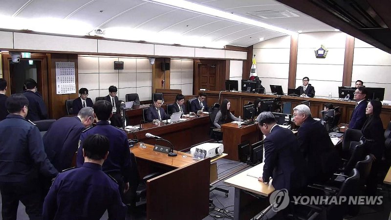 재판부 향해 인사하는 윤석열 전 대통령 (출처=연합뉴스)