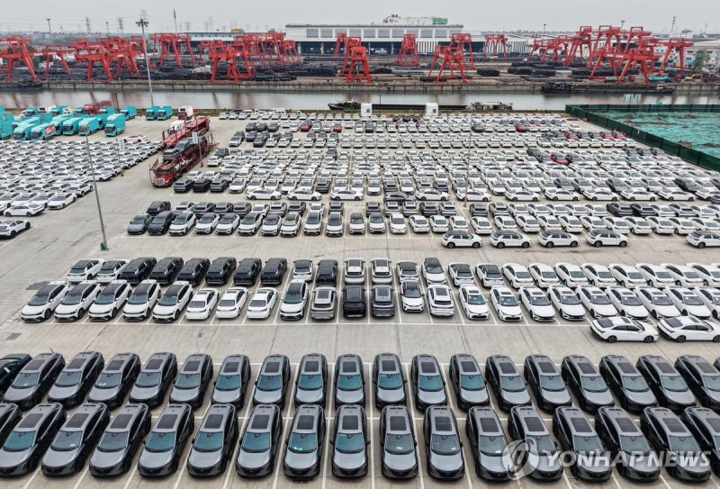 중국 저장성 항저우의 한 항구에 선적 대기중인 수출용 전기차 (출처=연합뉴스)