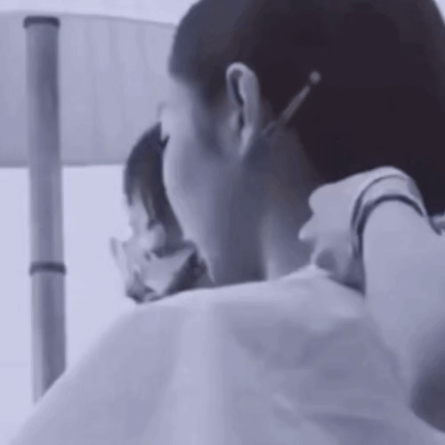 지난 2024년 제니는 메이크업을 받던 도중 흡연을 하는 모습이 포착, 논란이 됐다. 출처=온라인 커뮤니티