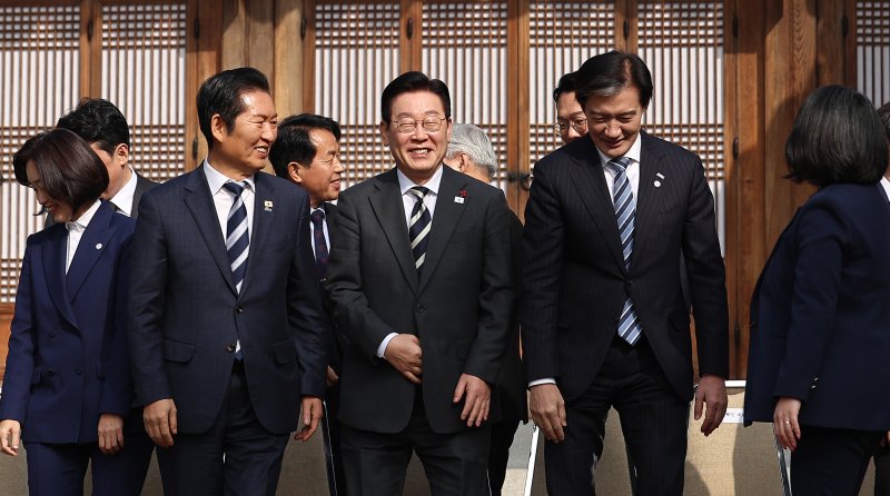 이재명 대통령이 16일 청와대 상춘재에서 열린 정당 지도부 초청 오찬에서 기념촬영을 마치고 정청래 더불어민주당 대표, 조국 조국혁신당 대표와 나란히 이동하고 있다. (청와대통신사진기자단) 2026.1.16/뉴스1 ⓒ News1 허경 기자