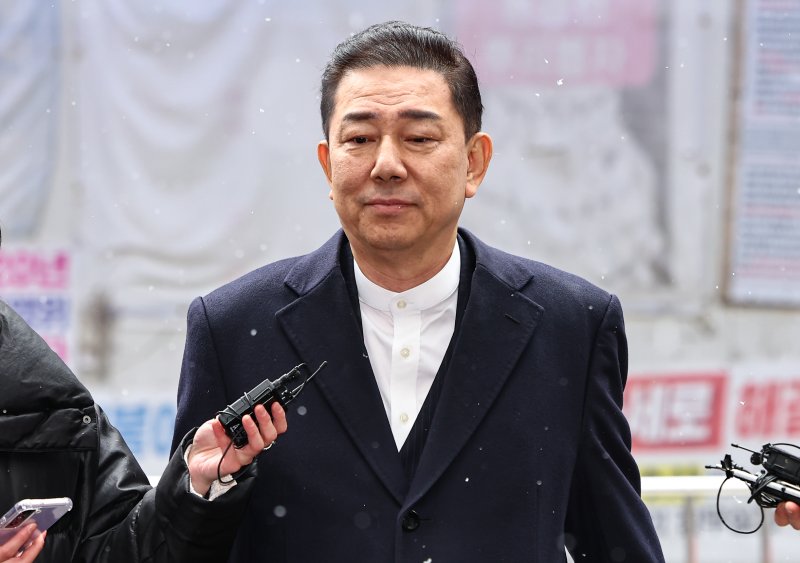 김병기 더불어민주당 전 원내대표가 12일 서울 여의도 민주당사에서 열리는 윤리심판원 회의에 출석하고 있다. 민주당 윤리심판원은 이날 김병기 전 원내대표의 ‘공천 헌금’ 의혹과 관련해 제명 등 징계를 논의한다. 2026.1.12/뉴스1 ⓒ News1 김도우 기자